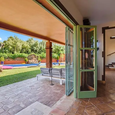6 Bedrooms With Private Pool And Enclosed Garden At 1 Km Away From The Marbella