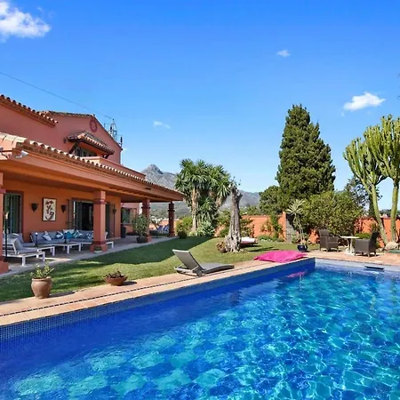 6 Bedrooms With Private Pool And Enclosed Garden At 1 Km Away From The *