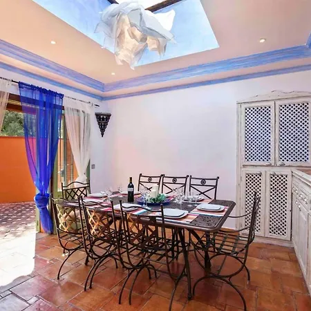 6 Bedrooms With Private Pool And Enclosed Garden At 1 Km Away From The *